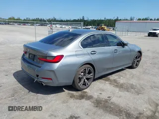 2024 BMW 3 Series 330i z VIN 3MW69FF01R8D92710, wystawiony jako IAAI lot #42320019 z przebiegiem 18 196 mil mil oraz . Historia ofert i sprzedaży dostępna na DreamBid. Obrazek 4.