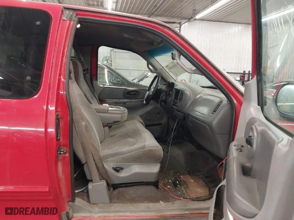 2000 Ford F-150 XL with VIN 1FTRX18L0YNA84231, listed as a IAAI auction lot 41824453 with 223,642 mi miles. Bid and sale history available at carsss.com. Image 5.
