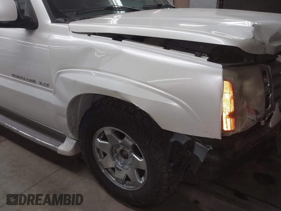 2006 Cadillac Escalade EXT z VIN 3GYEK62NX6G127722, wystawiony jako IAAI lot #41802667 z przebiegiem 127 581 mil mil oraz . Historia ofert i sprzedaży dostępna na DreamBid. Obrazek 13.