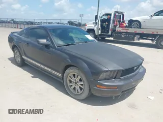 2007 Ford Mustang Deluxe z VIN 1ZVFT80N975271192, wystawiony jako IAAI lot #42732940 z przebiegiem 230 646 mil mil oraz . Historia ofert i sprzedaży dostępna na DreamBid. Obrazek 1.