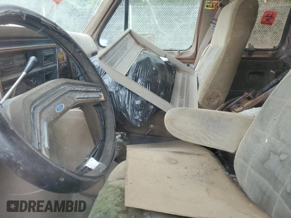 1990 Ford Econoline Wagon XL z VIN 1FBJS31H0LHB33372, wystawiony jako Copart lot #82614224 z przebiegiem Nie podano mil oraz Nie do naprawy • Non repairable. Historia ofert i sprzedaży dostępna na DreamBid. Obrazek 7.
