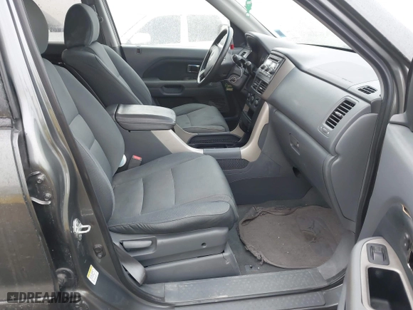 2008 Honda Pilot VP with VIN 5FNYF18238B052443, listed as a IAAI auction lot 41993151 with 105,671 mi miles. Bid and sale history available at carsss.com. Image 5.
