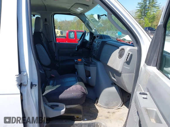 2013 Ford Econoline Passenger XL z VIN 1FBNE3BL8DDA48011, wystawiony jako IAAI lot #42221850 z przebiegiem 74 189 mil mil oraz . Historia ofert i sprzedaży dostępna na DreamBid. Obrazek 5.