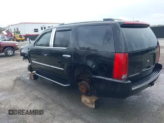 2007 Cadillac Escalade z VIN 1GYFK63847R152310, wystawiony jako IAAI lot #41912972 z przebiegiem Nie podano mil oraz . Historia ofert i sprzedaży dostępna na DreamBid. Obrazek 3.