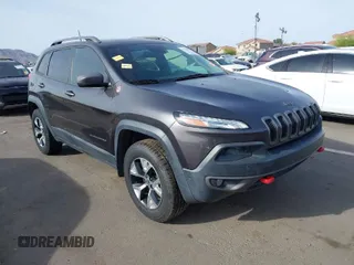 2017 Jeep Cherokee Trailhawk z VIN 1C4PJMBS6HW597794, wystawiony jako IAAI lot #41750977 z przebiegiem 47 313 mil mil oraz . Historia ofert i sprzedaży dostępna na DreamBid. Obrazek 1.