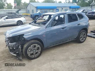 2025 BMW X1 xDrive28i z VIN WBX73EF03S5165138, wystawiony jako Copart lot #54831835 z przebiegiem 2 955 mil mil oraz Szkoda całkowita • Salvage title. Historia ofert i sprzedaży dostępna na DreamBid. Obrazek 1.