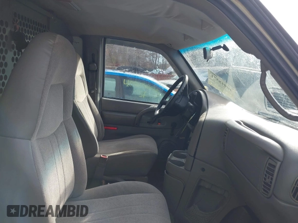2005 Chevrolet Astro Cargo z VIN 1GCDM19X15B114841, wystawiony jako IAAI lot #40948571 z przebiegiem 247 965 mil mil oraz . Historia ofert i sprzedaży dostępna na DreamBid. Obrazek 5.