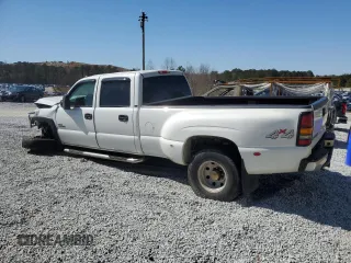 2002 Chevrolet Silverado 3500 LT with VIN 1GCJK33122F132424, listed as a Copart auction lot 47642225 with 157,995 mi miles and Salvage Title. Bid and sale history available at carsss.com. Image 2.