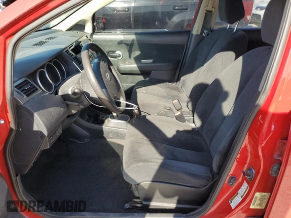 2011 Nissan Versa S z VIN 3N1BC1CP0BL420221, wystawiony jako Copart lot #52742945 z przebiegiem Nie podano mil oraz Szkoda całkowita • Salvage title. Historia ofert i sprzedaży dostępna na DreamBid. Obrazek 7.