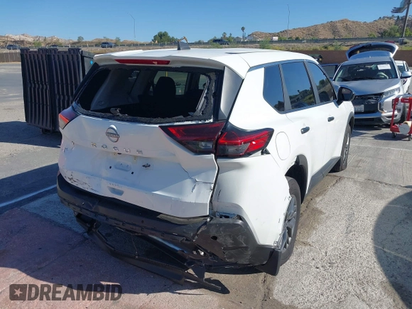 2023 Nissan Rogue S z VIN 5N1BT3AA8PC930807, wystawiony jako IAAI lot #42380612 z przebiegiem 5 050 mil mil oraz . Historia ofert i sprzedaży dostępna na DreamBid. Obrazek 4.