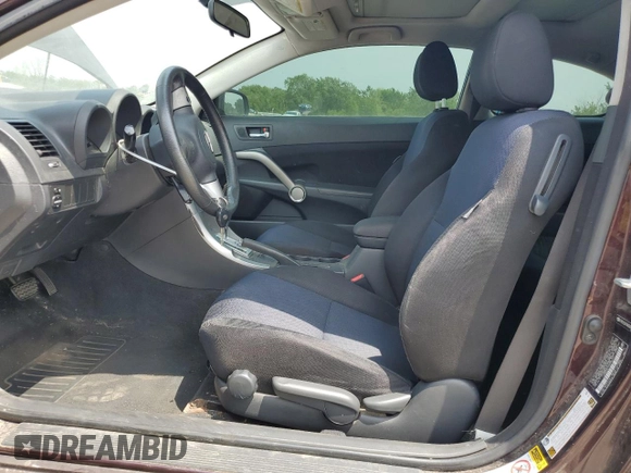 2010 Scion tC z VIN JTKDE3B7XA0306227, wystawiony jako Copart lot #58722595 z przebiegiem Nie podano mil oraz Czysty tytuł • Clean title. Historia ofert i sprzedaży dostępna na DreamBid. Obrazek 7.