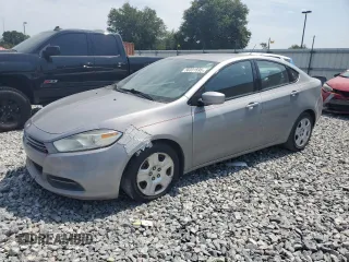 2015 Dodge Dart SE z VIN 1C3CDFAA1FD204940, wystawiony jako Copart lot #56331595 z przebiegiem 131 817 mil mil oraz Czysty tytuł • Clean title. Historia ofert i sprzedaży dostępna na DreamBid. Obrazek 1.