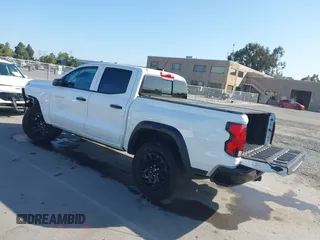 2024 Chevrolet Colorado 4WD Trail Boss z VIN 1GCPTEEK5R1117187, wystawiony jako IAAI lot #42355825 z przebiegiem 10 837 mil mil oraz . Historia ofert i sprzedaży dostępna na DreamBid. Obrazek 3.