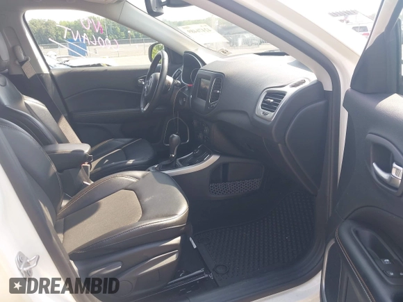 2020 Jeep Compass Latitude z VIN 3C4NJDBBXLT168695, wystawiony jako IAAI lot #42476489 z przebiegiem 23 213 mil mil oraz . Historia ofert i sprzedaży dostępna na DreamBid. Obrazek 5.