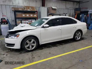 2014 Volkswagen Passat SE z VIN 1VWBT7A33EC054428, wystawiony jako Copart lot #51626465 z przebiegiem 123 492 mil mil oraz Szkody całkowita. Historia ofert i sprzedaży dostępna na DreamBid. Obrazek 1.