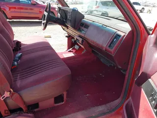 1989 Chevrolet C/K 1500 with VIN 1GCDC14K3KZ252768, listed as a IAAI auction lot 39352514 with 158,435 mi miles. Bid and sale history available at carsss.com. Image 5.