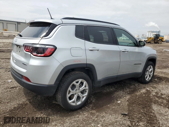 2024 Jeep Compass Latitude z VIN 3C4NJDBN7RT107047, wystawiony jako Copart lot #55265515 z przebiegiem 27 017 mil mil oraz Szkoda całkowita • Salvage title. Historia ofert i sprzedaży dostępna na DreamBid. Obrazek 3.