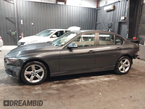 2015 BMW 3 Series 320i xDrive z VIN WBA3C3G57FNS76157, wystawiony jako IAAI lot #42042392 z przebiegiem 93 756 mil mil oraz . Historia ofert i sprzedaży dostępna na DreamBid. Obrazek 14.