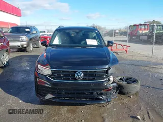2023 Volkswagen Tiguan SE R-Line Black z VIN 3VVCB7AX5PM100499, wystawiony jako IAAI lot #41261505 z przebiegiem 26 677 mil mil oraz . Historia ofert i sprzedaży dostępna na DreamBid. Obrazek 12.