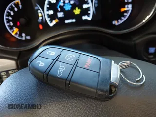 2020 Jeep Grand Cherokee Laredo z VIN 1C4RJFAG9LC325526, wystawiony jako IAAI lot #42609824 z przebiegiem 44 457 mil mil oraz . Historia ofert i sprzedaży dostępna na DreamBid. Obrazek 11.