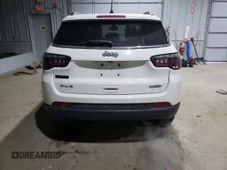 2018 Jeep Compass Latitude z VIN 3C4NJDBB0JT223491, wystawiony jako Copart lot #41495835 z przebiegiem 82 967 mil mil oraz Szkoda całkowita • Salvage title. Historia ofert i sprzedaży dostępna na DreamBid. Obrazek 6.