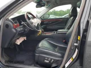 2008 Lexus LS 460 z VIN JTHBL46FX85067866, wystawiony jako Copart lot #56025255 z przebiegiem 218 271 mil mil oraz Szkoda całkowita • Salvage title. Historia ofert i sprzedaży dostępna na DreamBid. Obrazek 7.