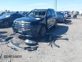 2025 Ford Explorer Active z VIN 1FMUK8DH8SGA47342, wystawiony jako IAAI lot #42074508 z przebiegiem 2776 mil mil oraz . Historia ofert i sprzedaży dostępna na DreamBid. Obrazek 2.