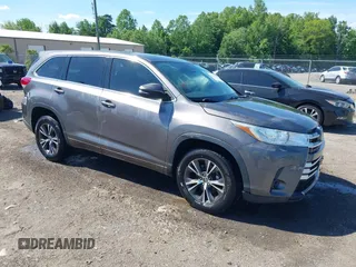 2018 Toyota Highlander LE z VIN 5TDZARFH8JS033994, wystawiony jako IAAI lot #42245699 z przebiegiem 140 608 mil mil oraz . Historia ofert i sprzedaży dostępna na DreamBid. Obrazek 1.