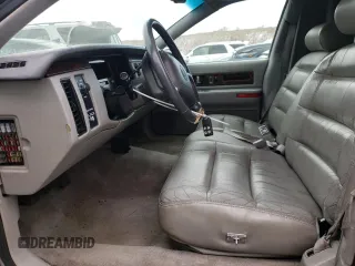 1995 Cadillac Fleetwood z VIN 1G6DW52P7SR707766, wystawiony jako Copart lot #88814915 z przebiegiem 140 958 mil mil oraz Tytuł czysty. Historia ofert i sprzedaży dostępna na DreamBid. Obrazek 7.