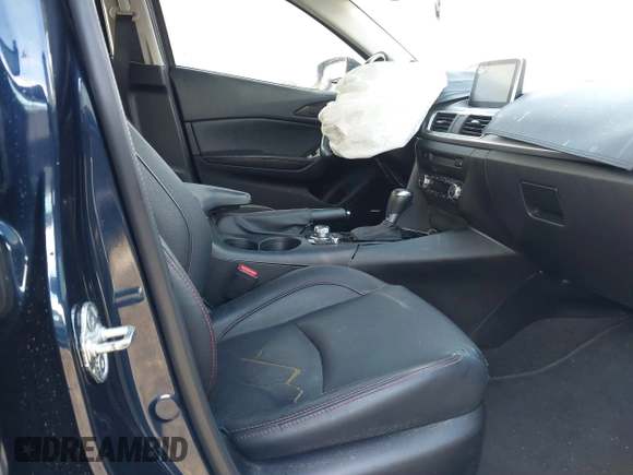 2015 Mazda 3 S Grand Touring z VIN JM1BM1W35F1238188, wystawiony jako IAAI lot #41206030 z przebiegiem 316 542 mil mil oraz . Historia ofert i sprzedaży dostępna na DreamBid. Obrazek 5.