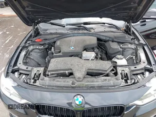 2015 BMW 3 Series 328i xDrive z VIN WBA3B5G56FNS18880, wystawiony jako IAAI lot #42454124 z przebiegiem 63 217 mil mil oraz . Historia ofert i sprzedaży dostępna na DreamBid. Obrazek 10.