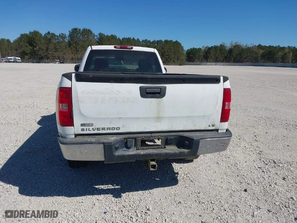 2007 Chevrolet Silverado 1500 LT w/1LT with VIN 1GCEC14027Z557284, listed as a IAAI auction lot 41792086 with 295,377 mi miles. Bid and sale history available at carsss.com. Image 6.