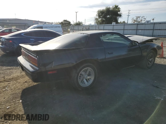 1989 Pontiac Firebird z VIN 1G2FS2186KL212458, wystawiony jako Copart lot #56995025 z przebiegiem 89 851 mil mil oraz Szkoda całkowita • Salvage title. Historia ofert i sprzedaży dostępna na DreamBid. Obrazek 3.