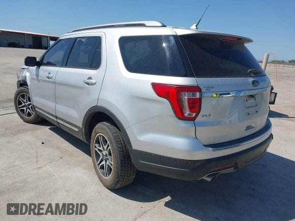 2018 Ford Explorer XLT z VIN 1FM5K7D87JGB43038, wystawiony jako IAAI lot #41978891 z przebiegiem 104 666 mil mil oraz . Historia ofert i sprzedaży dostępna na DreamBid. Obrazek 3.