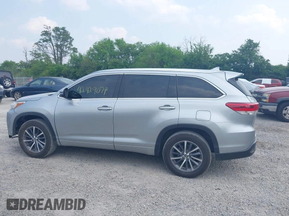 2018 Toyota Highlander SE z VIN 5TDKZRFH4JS544239, wystawiony jako IAAI lot #42429079 z przebiegiem 121 406 mil mil oraz . Historia ofert i sprzedaży dostępna na DreamBid. Obrazek 14.