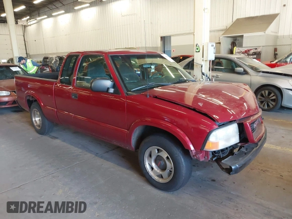 2000 GMC Sonoma SLS with VIN 1GTCS1946Y8171643, listed as a IAAI auction lot 41436352 with 139,815 mi miles. Bid and sale history available at carsss.com. Image 1.
