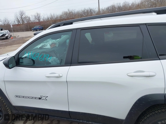 2022 Jeep Cherokee X with VIN 1C4PJMCX0ND537673, listed as a IAAI auction lot 41696191 with 22,063 mi miles. Bid and sale history available at carsss.com. Image 14.