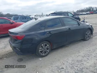 2023 Kia Forte LXS z VIN 3KPF24AD4PE627976, wystawiony jako IAAI lot #41540833 z przebiegiem 18 748 mil mil oraz . Historia ofert i sprzedaży dostępna na DreamBid. Obrazek 4.