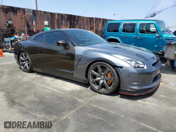 2010 Nissan GT-R Premium с VIN JN1AR5EF3AM231377, выставлен на аукционе Copart как лот 52572685 с пробегом 55 879 миль миль и Списание • Salvage title. История ставок и продаж доступна на DreamBid. Изображение 4.