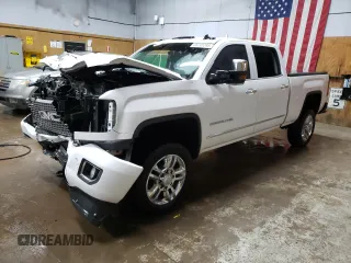 2015 GMC Sierra 2500HD Denali z VIN 1GT120E82FF160609, wystawiony jako Copart lot #55745295 z przebiegiem 111 071 mil mil oraz Czysty tytuł • Clean title. Historia ofert i sprzedaży dostępna na DreamBid. Obrazek 1.