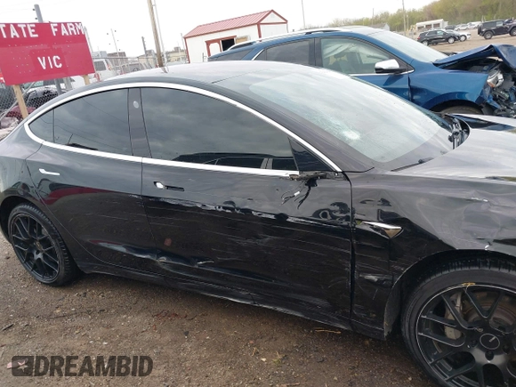 2018 Tesla Model 3 Long Range Battery z VIN 5YJ3E1EA7JF035546, wystawiony jako IAAI lot #42064239 z przebiegiem 113 210 mil mil oraz . Historia ofert i sprzedaży dostępna na DreamBid. Obrazek 13.
