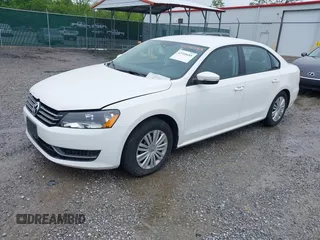 2015 Volkswagen Passat Wolfsburg Edition z VIN 1VWAS7A36FC022590, wystawiony jako IAAI lot #42310685 z przebiegiem 116 348 mil mil oraz . Historia ofert i sprzedaży dostępna na DreamBid. Obrazek 2.