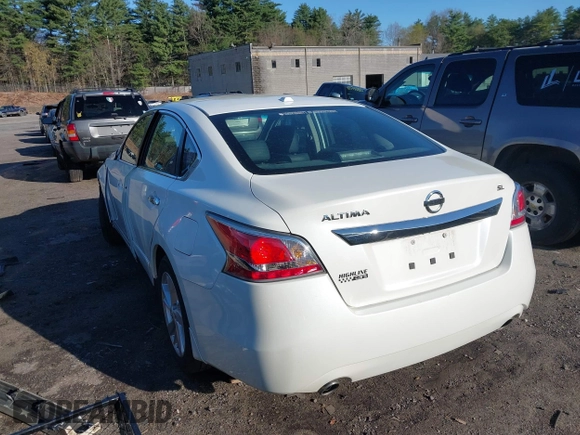 2015 Nissan Altima S with VIN 1N4AL3AP4FC159030, listed as a IAAI auction lot 42117530 with 124,237 mi miles and . Bid and sale history available at DreamBid. Image 3.