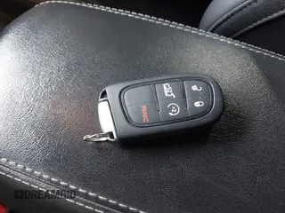 2019 Jeep Cherokee Limited z VIN 1C4PJMDX2KD430957, wystawiony jako IAAI lot #42206694 z przebiegiem 84 299 mil mil oraz . Historia ofert i sprzedaży dostępna na DreamBid. Obrazek 11.