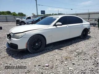 2015 BMW 7 Series 740Li z VIN WBAYE4C5XFD947323, wystawiony jako Copart lot #56962915 z przebiegiem 77 956 mil mil oraz Szkoda całkowita • Salvage title. Historia ofert i sprzedaży dostępna na DreamBid. Obrazek 1.