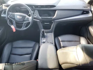 2022 Cadillac XT5 FWD Luxury z VIN 1GYKNAR47NZ100986, wystawiony jako Copart lot #83144574 z przebiegiem Nie podano mil oraz Nie do naprawy • Non repairable. Historia ofert i sprzedaży dostępna na DreamBid. Obrazek 8.