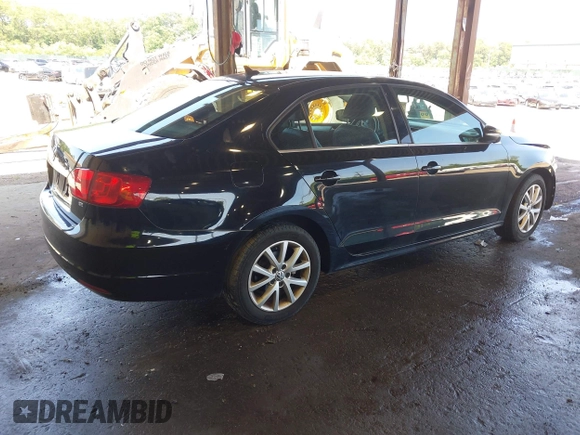 2014 Volkswagen Jetta SE with VIN 3VWD17AJ7EM399621, listed as a IAAI auction lot 42529650 with 117,825 mi miles and . Bid and sale history available at DreamBid. Image 4.