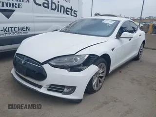2014 Tesla Model S 60 with VIN 5YJSA1H16EFP32585, listed as a IAAI auction lot 42068925 with 119,561 mi miles and . Bid and sale history available at DreamBid. Image 2.