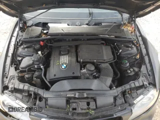 2008 BMW 1 Series 135i z VIN WBAUN93508VK39798, wystawiony jako Copart lot #51617375 z przebiegiem 120 065 mil mil oraz Szkody całkowita. Historia ofert i sprzedaży dostępna na DreamBid. Obrazek 12.