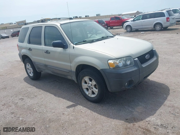 2005 Ford Escape XLT with VIN 1FMYU93135KC70928, listed as a IAAI auction lot 42102594 with 107,225 mi miles. Bid and sale history available at carsss.com. Image 1.